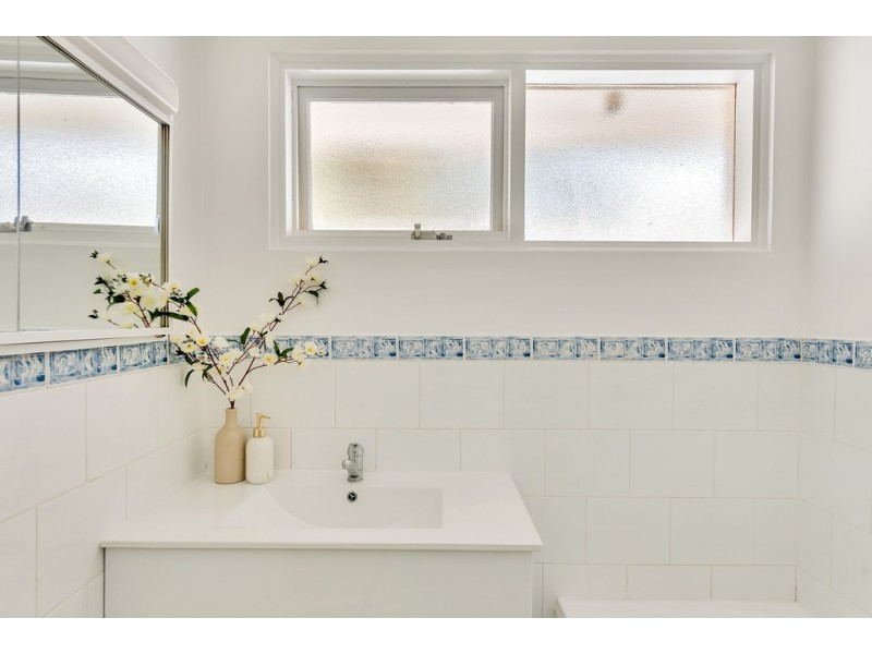 25 Amberly Drive, Happy Valley SA 5159