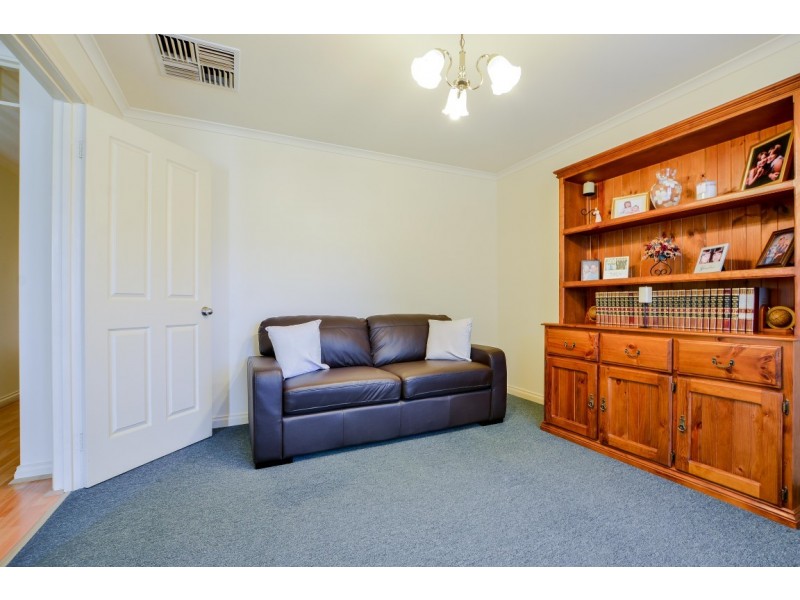 6 Warburton Drive, Woodcroft SA 5162