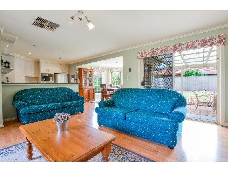 6 Warburton Drive, Woodcroft SA 5162