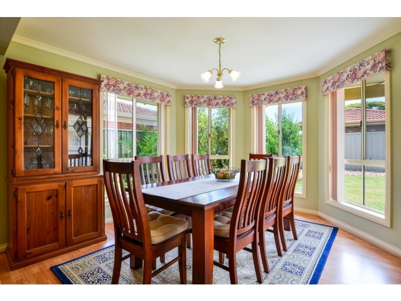 6 Warburton Drive, Woodcroft SA 5162