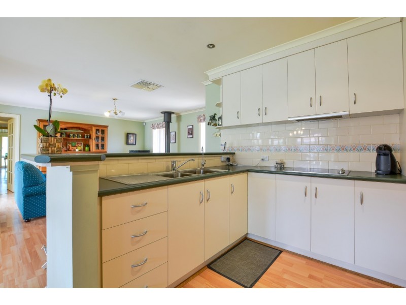 6 Warburton Drive, Woodcroft SA 5162