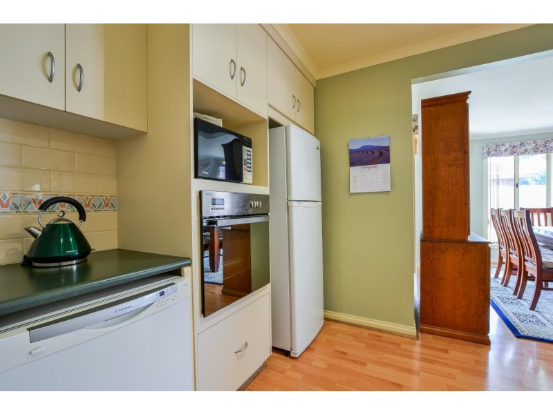 6 Warburton Drive, Woodcroft SA 5162