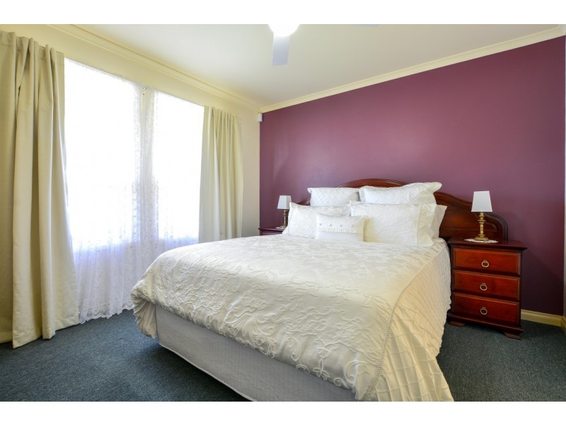 6 Warburton Drive, Woodcroft SA 5162