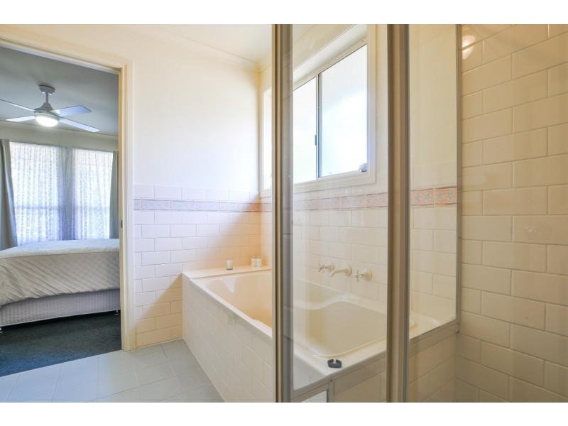 6 Warburton Drive, Woodcroft SA 5162