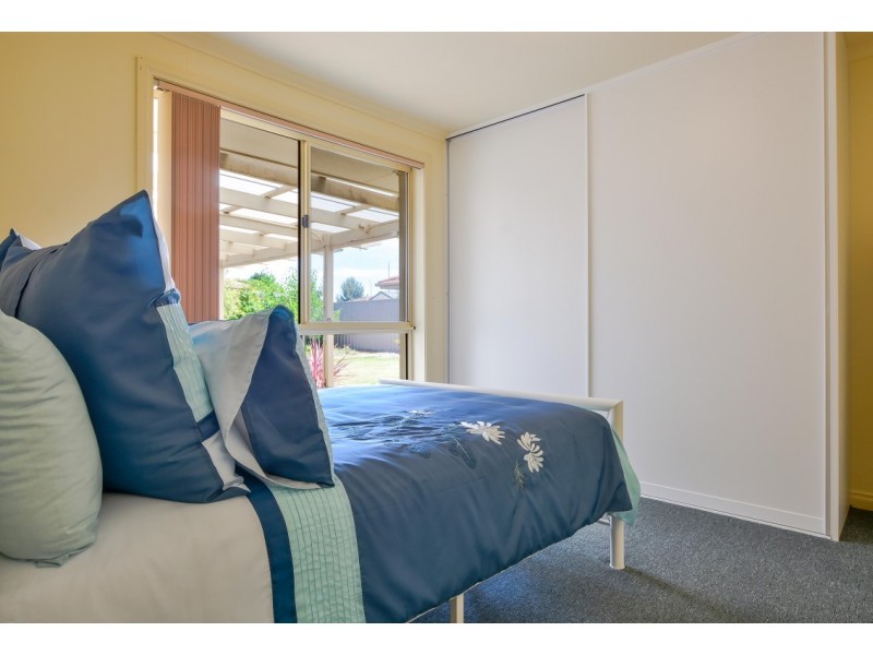 6 Warburton Drive, Woodcroft SA 5162