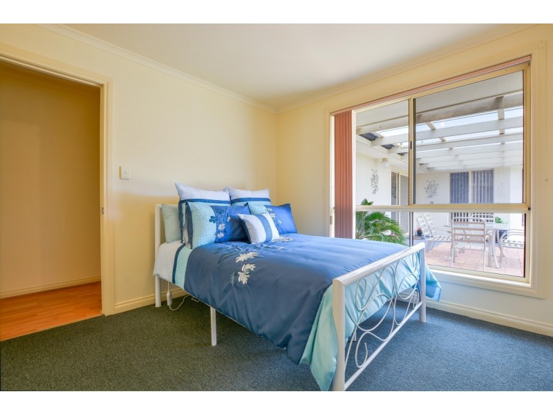 6 Warburton Drive, Woodcroft SA 5162