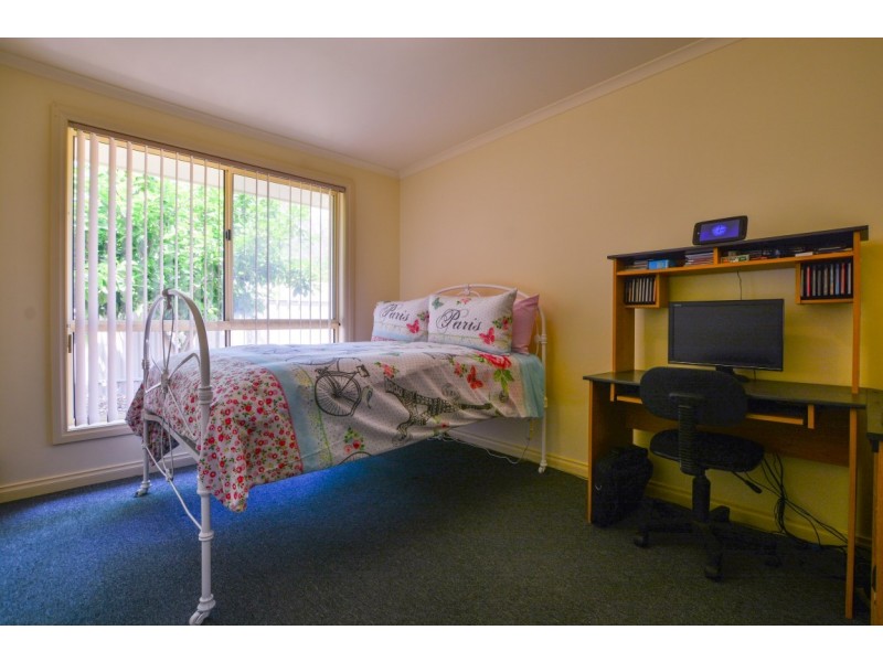 6 Warburton Drive, Woodcroft SA 5162