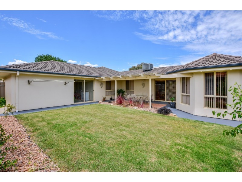 6 Warburton Drive, Woodcroft SA 5162