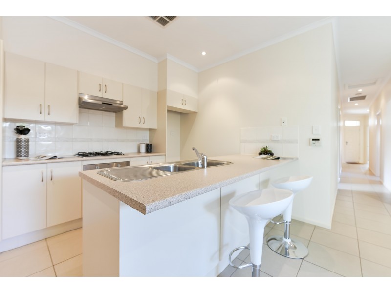 5 Cowra Crescent, Park Holme SA 5043