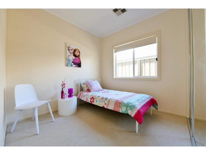 5 Cowra Crescent, Park Holme SA 5043