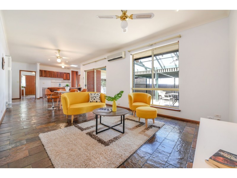 11 Wooding Avenue, Woodcroft SA 5162