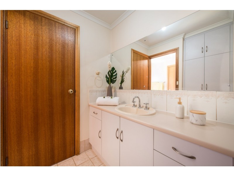 7 Chapel Hill Way, Woodcroft SA 5162