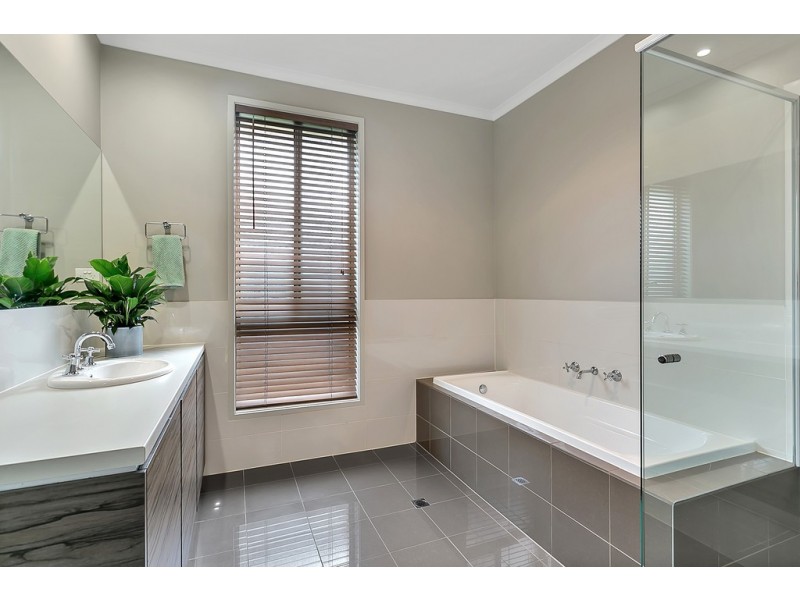 1 Glenloth Drive, Happy Valley SA 5159