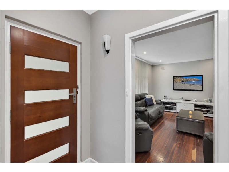 38 Wheatsheaf Rd, Morphett Vale SA 5162