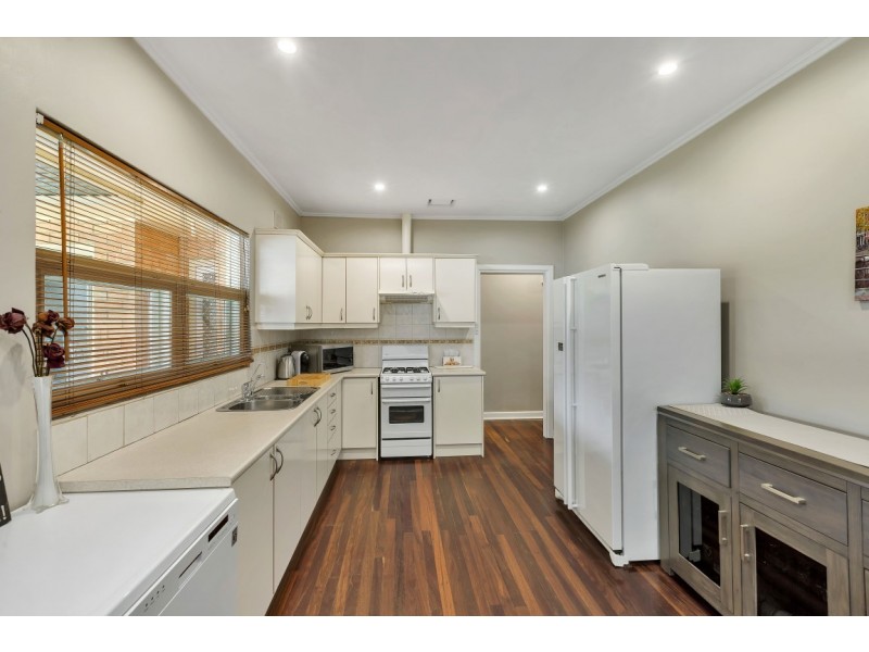 38 Wheatsheaf Rd, Morphett Vale SA 5162