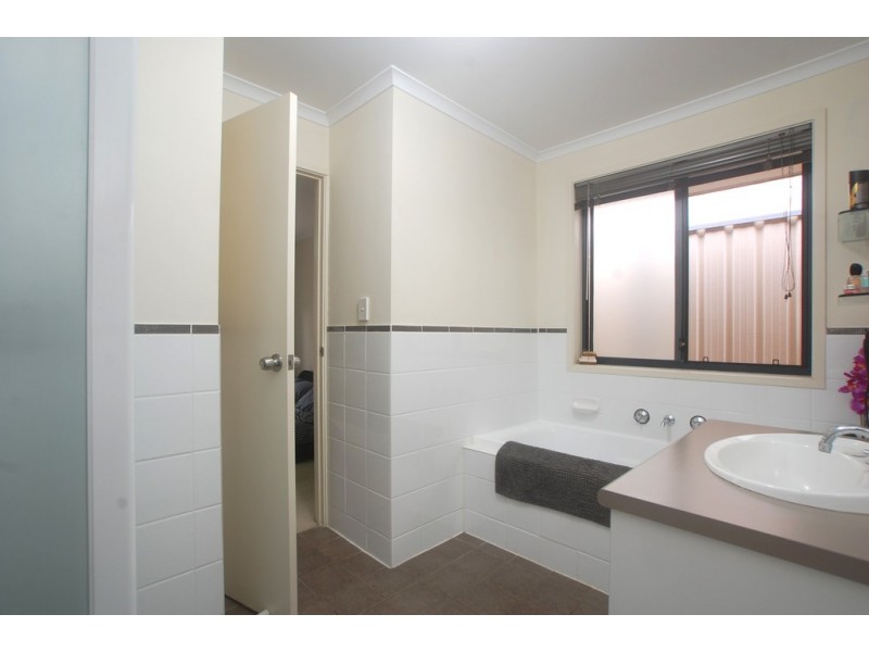 10 Ambrosini Court, Woodcroft SA 5162
