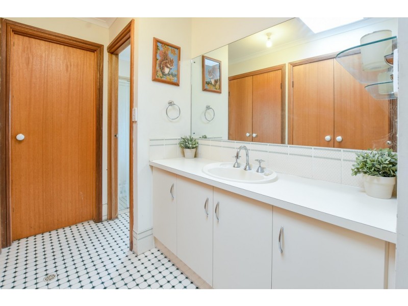 4 Esther Drive, Woodcroft SA 5162