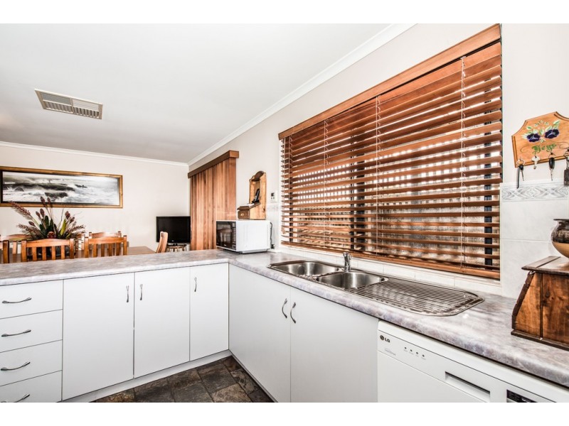 2 Paradine Way, Morphett Vale SA 5162