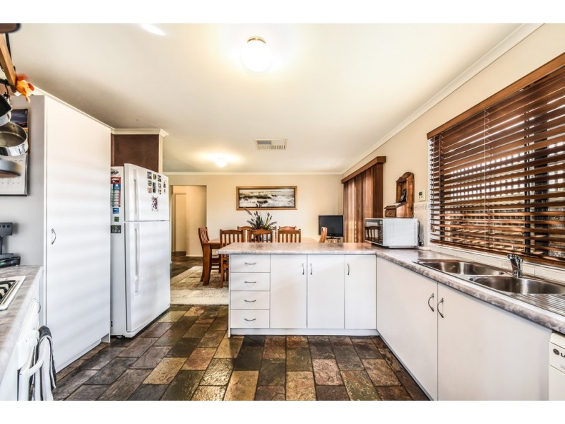 2 Paradine Way, Morphett Vale SA 5162
