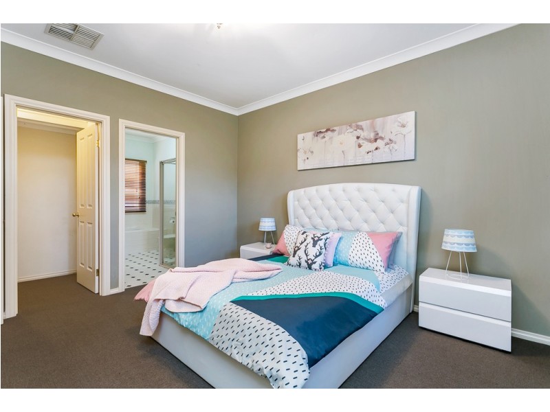 13D White Crescent, Seacombe Gardens SA 5047