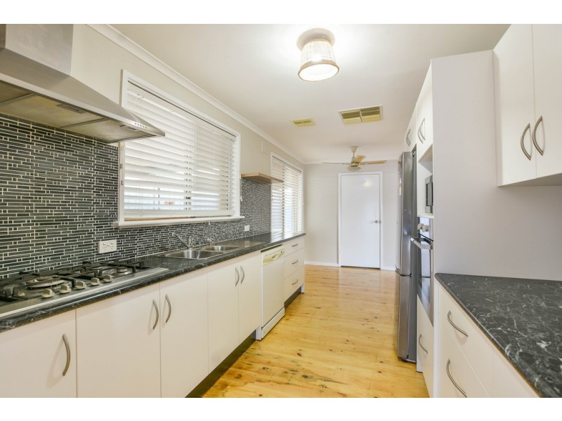 24 McClure Ave, Reynella East SA 5161