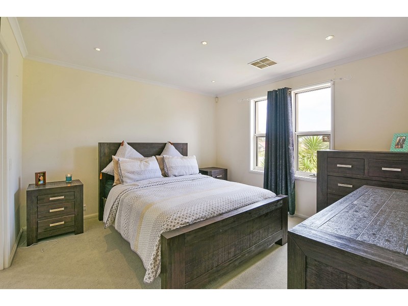 24 Sovereign Drive, Woodcroft SA 5162