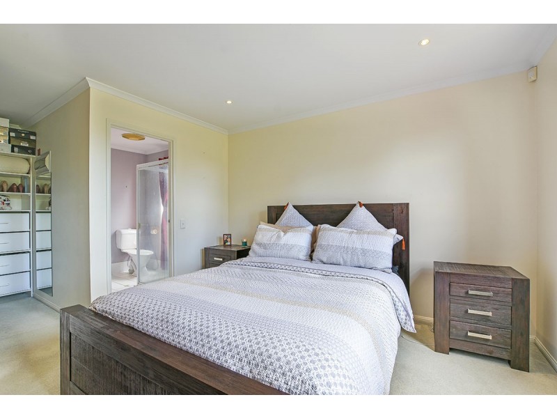 24 Sovereign Drive, Woodcroft SA 5162