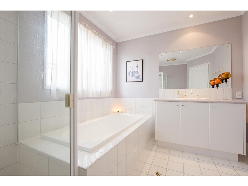 24 Sovereign Drive, Woodcroft SA 5162