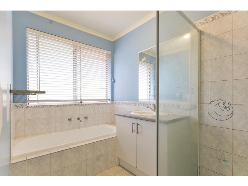 2 Madigan Crescent, Woodcroft SA 5162