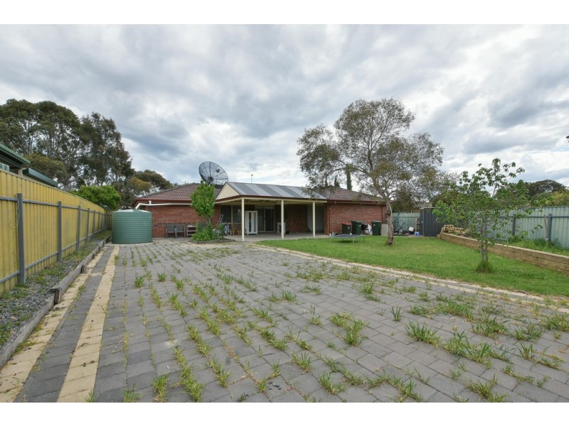 2 Madigan Crescent, Woodcroft SA 5162