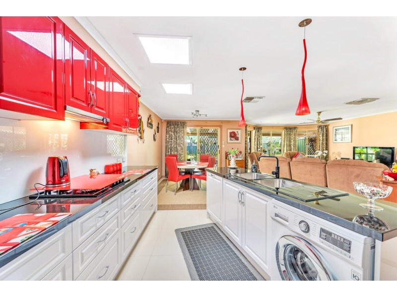 8 Kingston Avenue, Happy Valley SA 5159