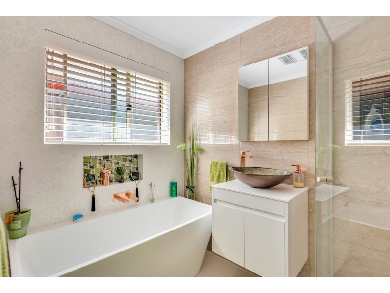 8 Kingston Avenue, Happy Valley SA 5159