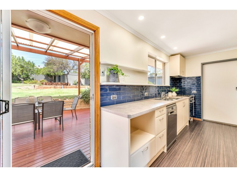 4 Falcon Avenue, Hallett Cove SA 5158