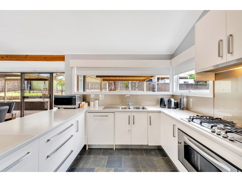 15 Sunnymeade Drive, Aberfoyle Park SA 5159