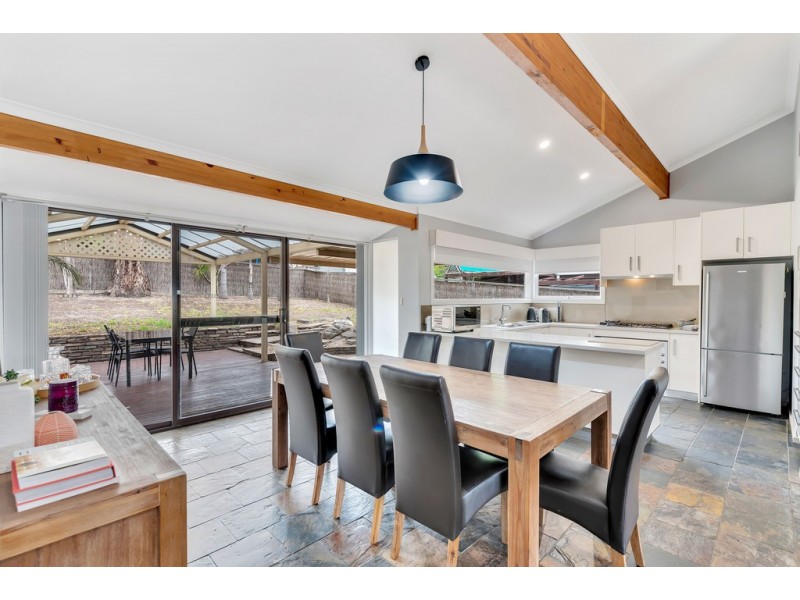 15 Sunnymeade Drive, Aberfoyle Park SA 5159