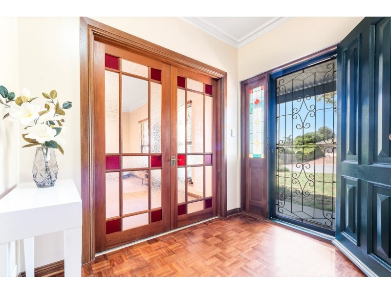 14 Bennett Close, Aberfoyle Park SA 5159