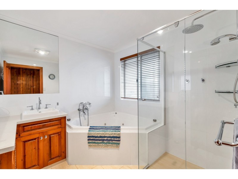 4 Leith Court, Hallett Cove SA 5158