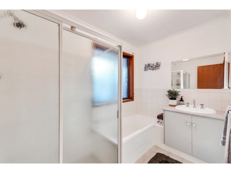 4 Adam Court, Happy Valley SA 5159