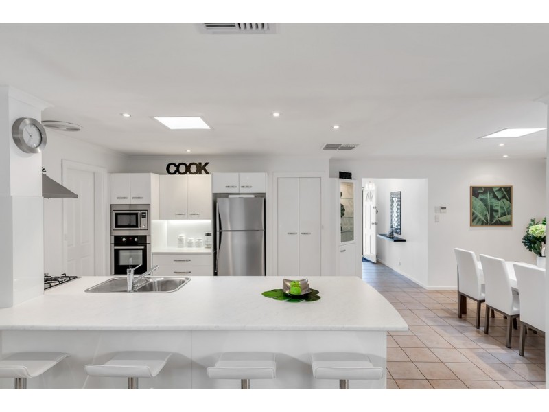 4 Iris Road, Aberfoyle Park SA 5159