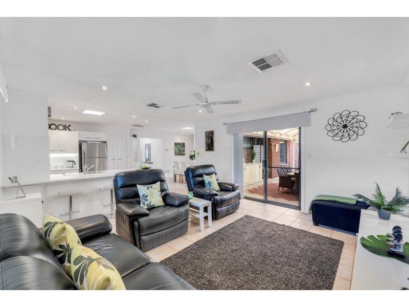 4 Iris Road, Aberfoyle Park SA 5159