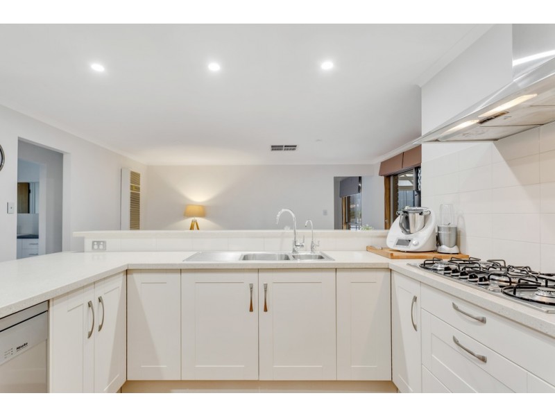 10 Bendigo Close, Trott Park SA 5158