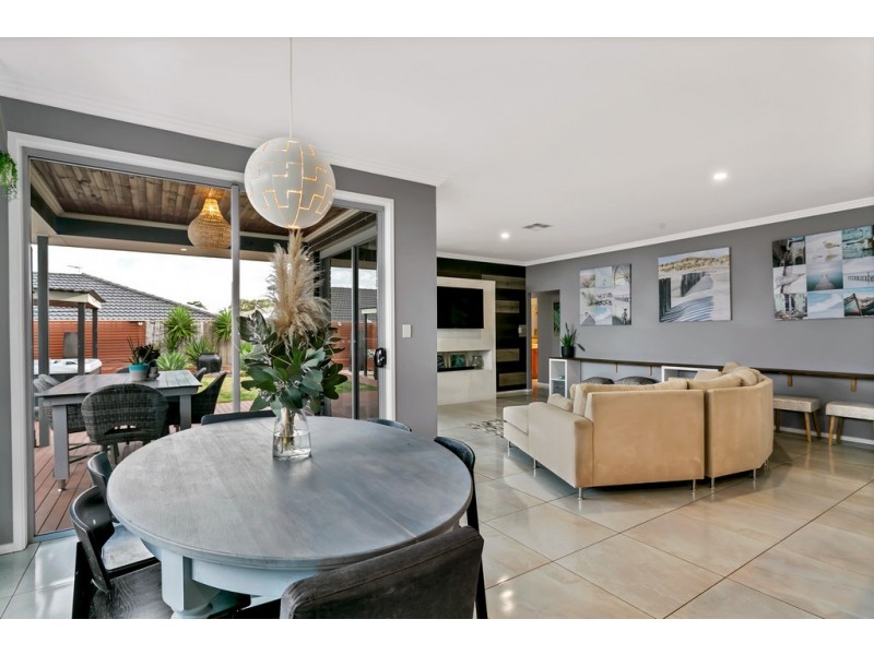 11 Bondi Drive, Seaford Rise SA 5169