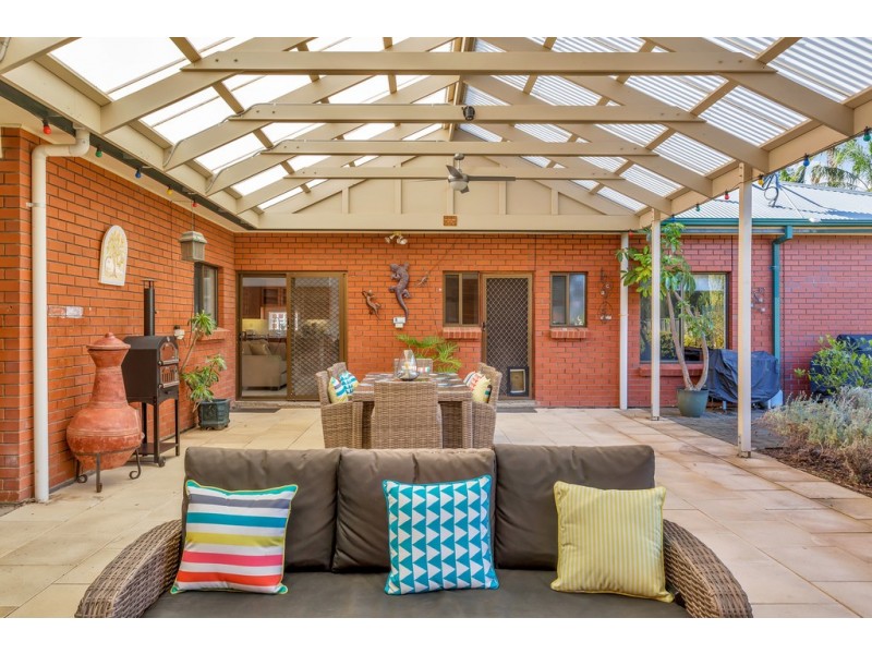 4 Coronet Avenue, Woodcroft SA 5162