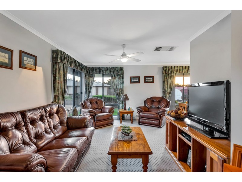 8 Fishcombe Court, Moana SA 5169