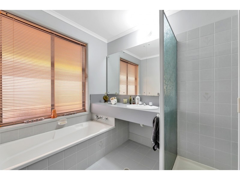8 Fishcombe Court, Moana SA 5169