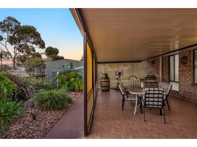 8 Fishcombe Court, Moana SA 5169