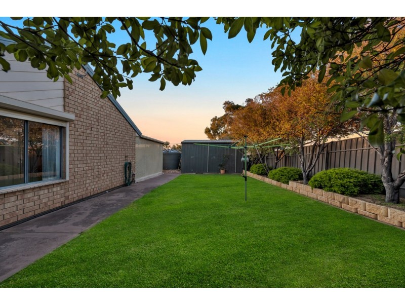 8 Fishcombe Court, Moana SA 5169