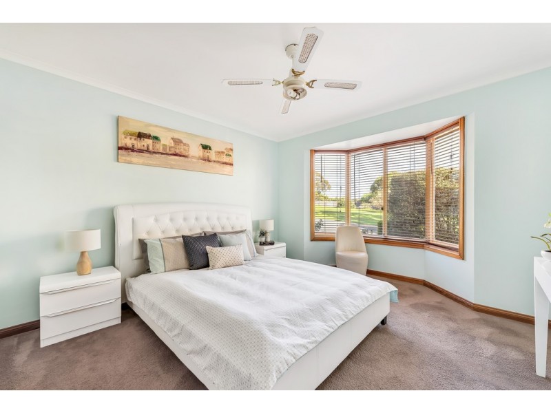 4 Esther Drive, Woodcroft SA 5162