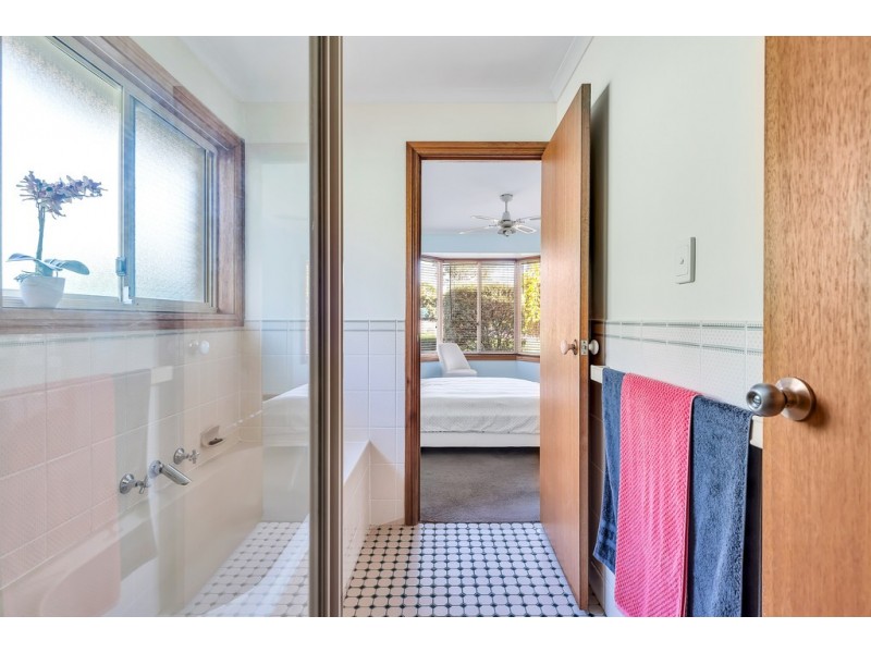 4 Esther Drive, Woodcroft SA 5162