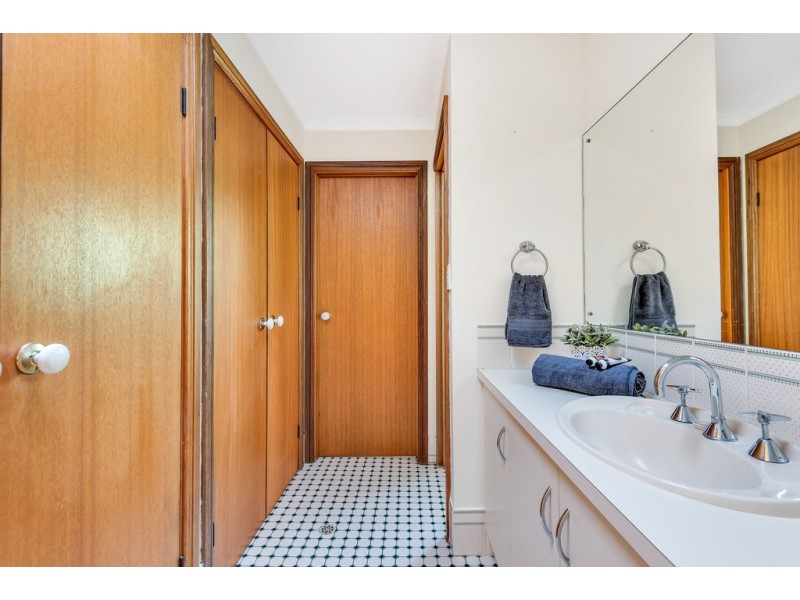 4 Esther Drive, Woodcroft SA 5162